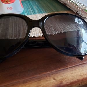 Sunglass readers 2.0 brand new